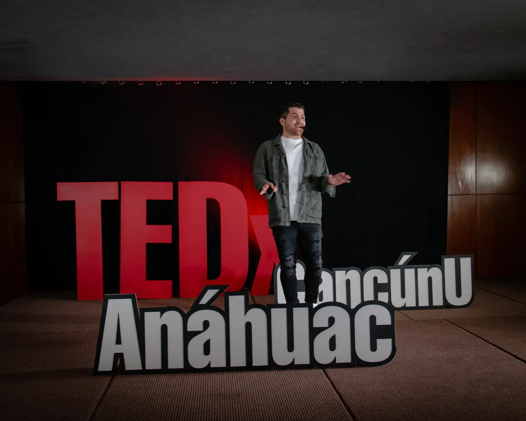 Frank Moreno compartiendo ideas desde un escenario TEDx
